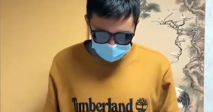 他不是知道错了，是怕了！ 南京留学生披旭日旗，两次道歉没平众怒
