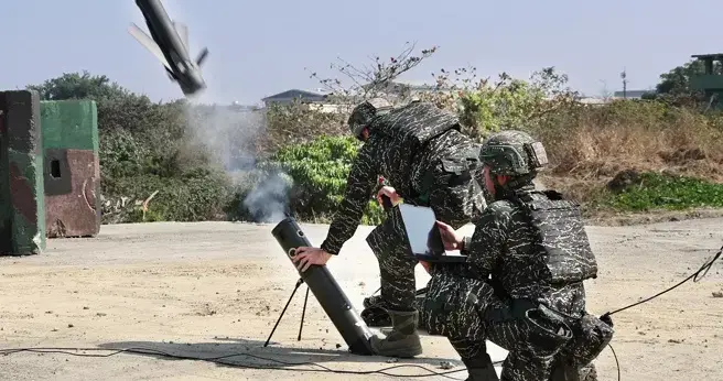 台海军陆战队无人机操演 首发失控两发命中