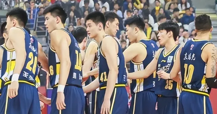 杜锋用人引众怒！8人短轮换坑惨广东，球迷：赶紧调整