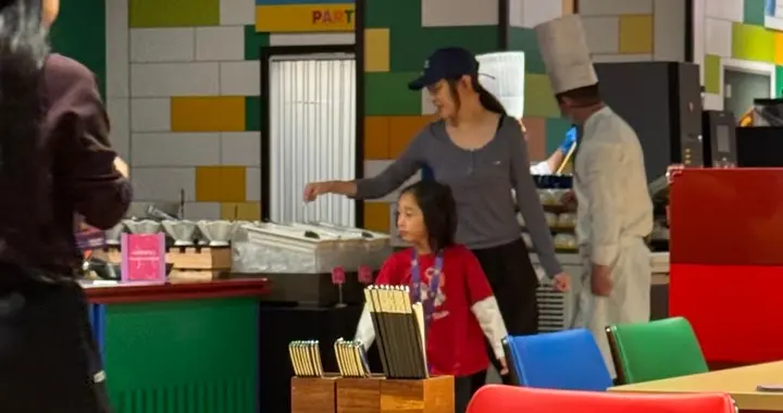 应采儿带小儿子HoHo上海乐高乐园玩耍，戴棒球帽素颜又瘦又美！