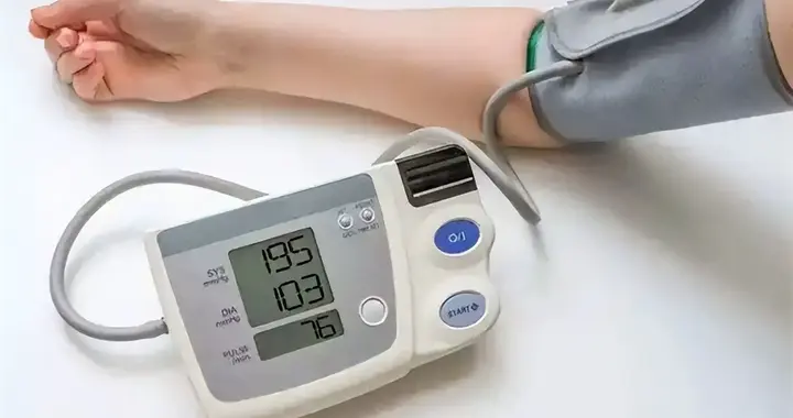 天气渐冷，医生告诫：高血压患者宁可在家不出门，也别做这几件事