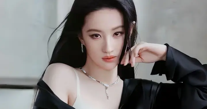 刘亦菲仙气十足，东方骨相驾驭极简美学