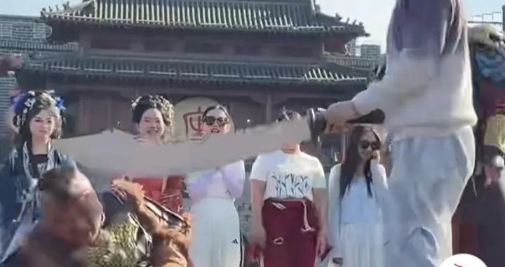 开封清明上河园“惊险一幕”，演员被道具刀误伤，最新回应来了！