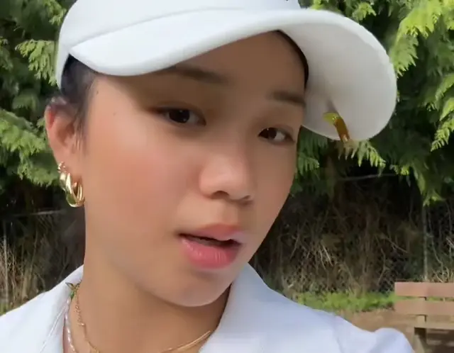 54岁刘奕君带女儿打高尔夫，14岁女儿身材匀称，父女pk打球很温馨