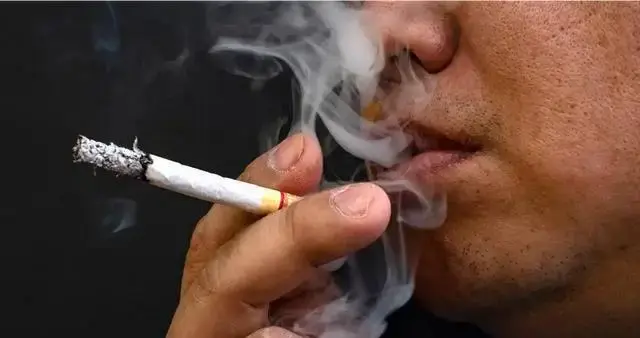 为啥男性明知抽烟伤身还要抽？我了解后才发现：背后不只是烟瘾