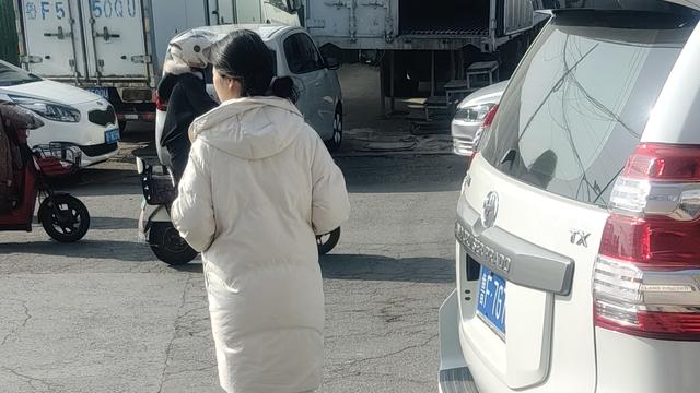 琪开德胜：这样的穿着打扮也真是太没有品味