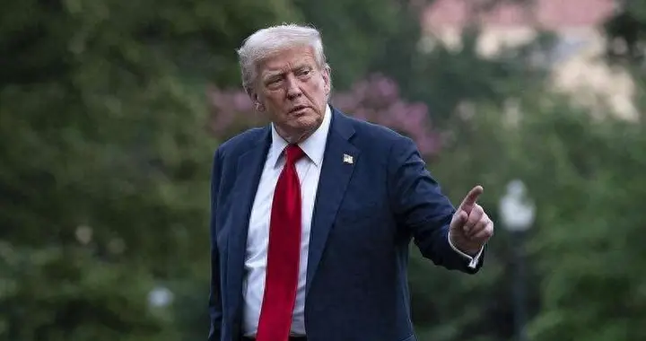 航母进阿曼湾了，民航全绕开伊朗空域，美军说“以防万一”。