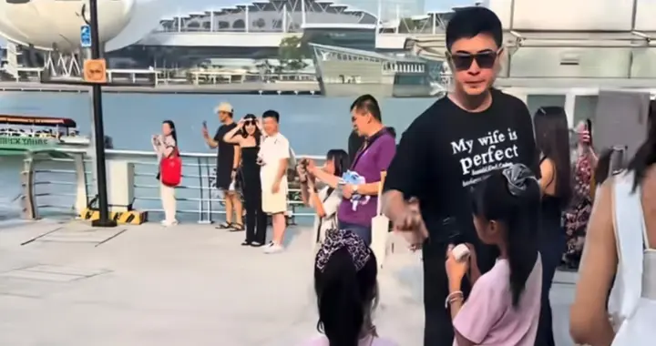 陈赫一家到新加坡游玩！俩女儿穿同款衣服，张子萱身材苗条似少女