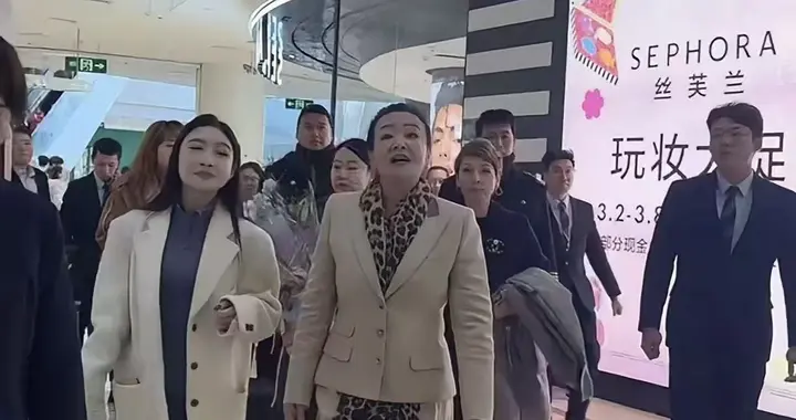 张兰年收入曝光！洋总爆料学费问题，汪小菲的“慈父”人设被撕碎