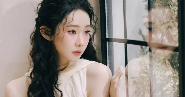 张艺凡纯白连衣裙