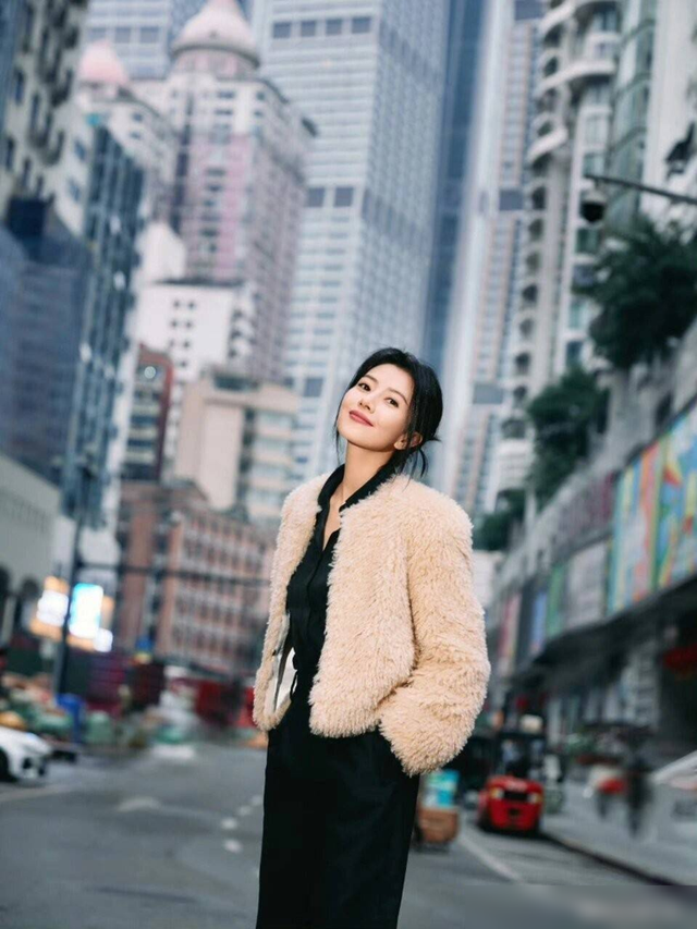 45岁高圆圆又带火了简约穿搭：羊羔毛外套内搭一身黑，高级又洋气