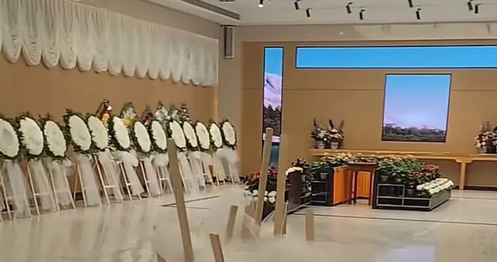 何晴追悼会现场画面：灵堂简约质朴，花圈摆满一地，影迷捂脸痛哭