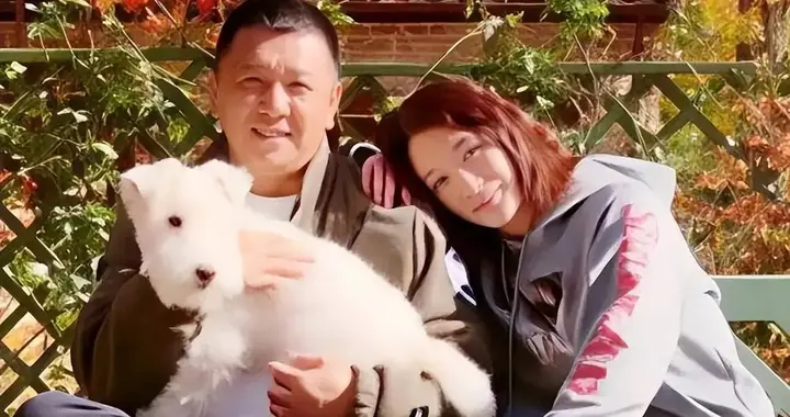 瞒了11年！李小冉官宣离婚，5亿宠婚彻底翻车，郭京飞果然没看错