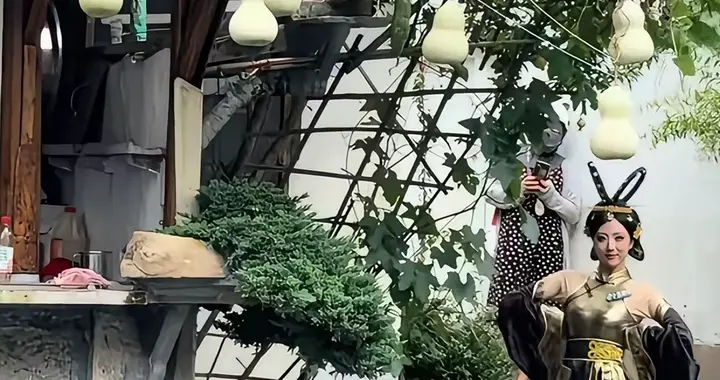 老宅葫芦被摘下，邻居补上新葫芦，不让游客留遗憾