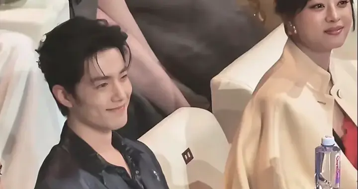 电视剧品质盛典内场一人一座，肖战孙俪并列C位，后排座椅太寒酸