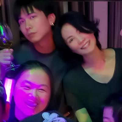 彩虹吃瓜娱乐：王菲看谢霆锋西安演唱会的时
