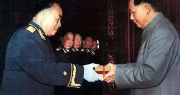 55年老红军被免职回乡，不在授衔名单内，朱、彭、陈下令必须有他