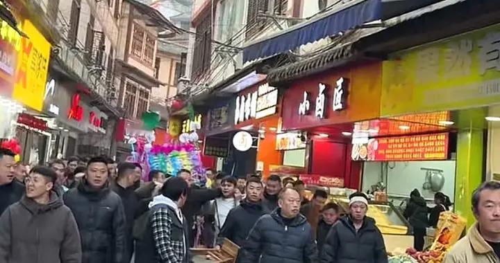 父母9天内相继去世，三个女儿都没有跟爸爸姓，家属透露原因