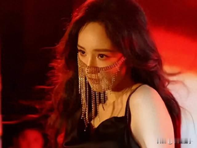 杨幂流苏半遮脸杀疯了！狐系魅惑谁顶得住