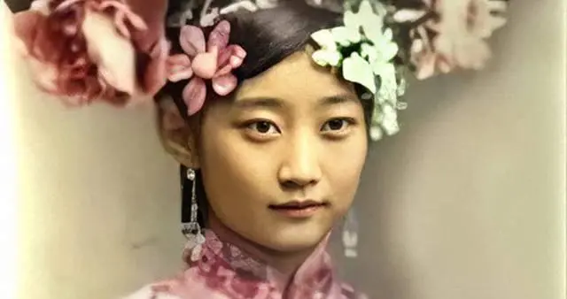 晚清格格们的美貌被高估？一组照片告诉你，素雅得体又不失贵气