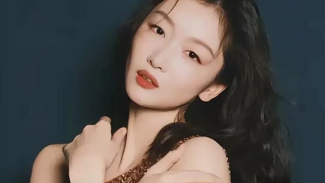 彩虹吃瓜娱乐：周冬雨演话剧《文城》不背台