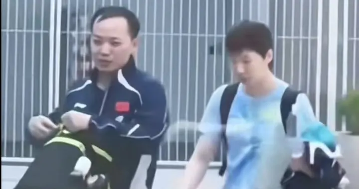 王曼昱昨日露面，吃完午饭返回重庆入住官酒，身边任浩教练陪伴