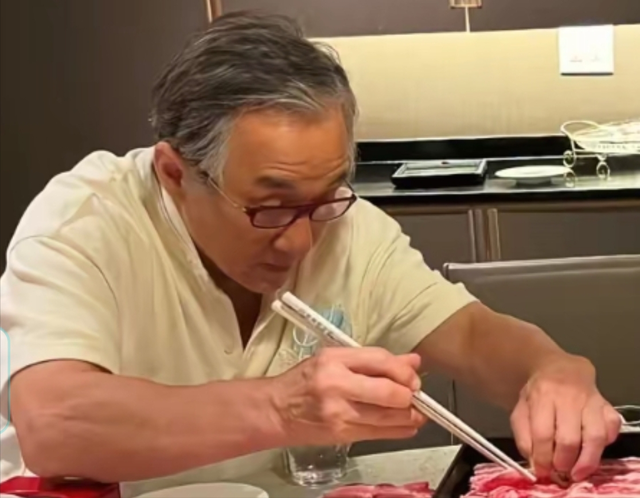 71岁成龙吃火锅被拍，满头白发戴着老花镜，胃口不错，点了好多肉