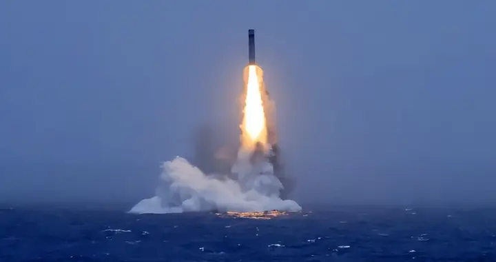 蛟龙出海，巨浪导弹掠过日本；8千公里突击，全程让美国观摩