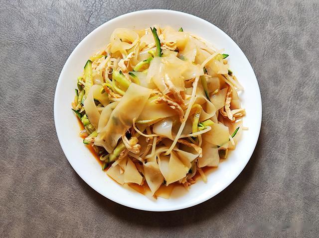 夏天到了，这碗低卡的魔芋凉皮让你躺着瘦，馋哭了隔壁小姐姐！