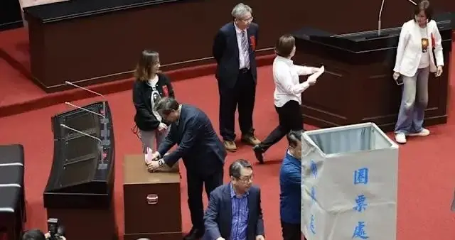 军购案下午协商，赖士葆要去搅局，柯志恩倒向绿营，吴思瑶叫嚣