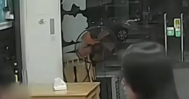 小伙因为吃饭不想买单，被老板娘用一把菜刀拦了回去