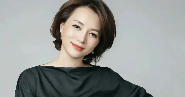 董卿父亲一篇悼文，揭开了她消失七年背后，最催泪的真相