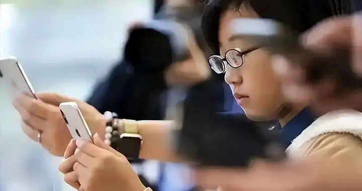 “新型啃老”席卷全国：孩子不工作也不伸手要钱，家长担心毁一生