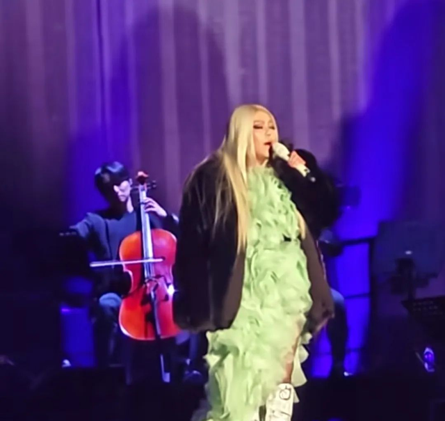 一胖毁所有！52岁张惠妹演唱会胖成球，网友辣评：像黑山老妖