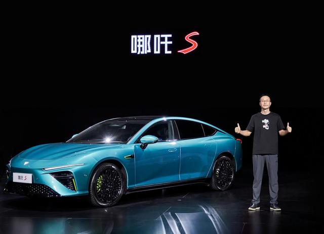 哪吒汽车将倒闭？解散研发团队，多地车机断网，原CEO也逃往英国