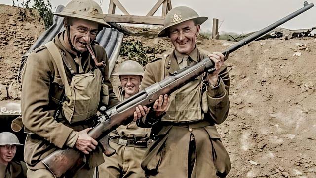 萍萍：第一次世界大战英国士兵，正举着缴获