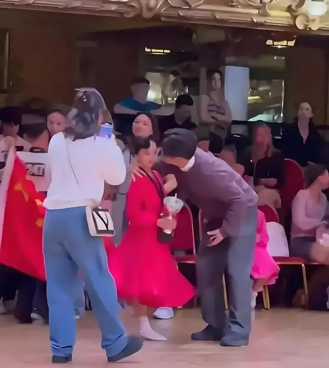 孙俪女儿拉丁舞夺冠后被男老师亲脸