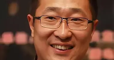 林永健骂妻"丑"要离婚，蹲地板粘鞋盒时，悔到肠子都青了