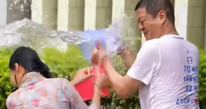 李亚鹏云南普洱泼水节玩嗨了，白T黑裤全湿透，和路人互泼接地气