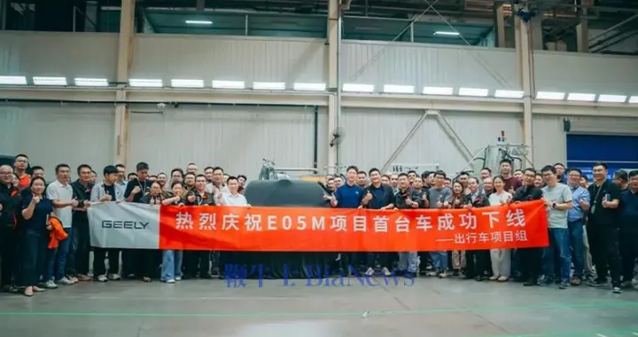 中国首款原生开发Robotaxi首台工程样车下线，曹操出行定制版2027年量产