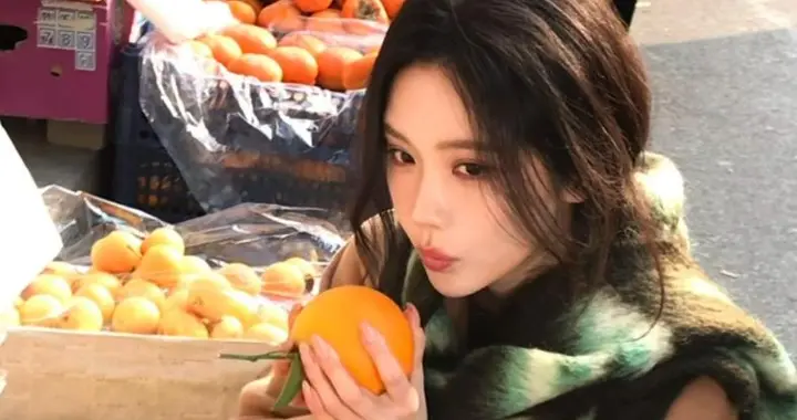 王艺瑾：一颗橙子，一件驼色大衣，松弛感满满