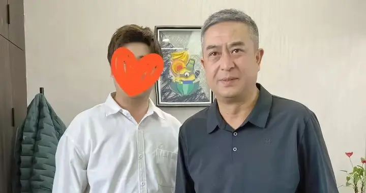 张嘉译回西安过年！带王海燕剪头发，头发全白，董宇辉开玩笑调侃