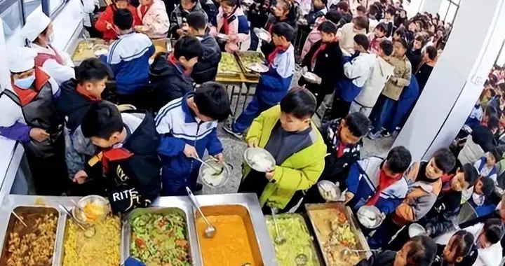 北京下死命令了：在2027年底前，所有中小学必须告别“校外配餐”