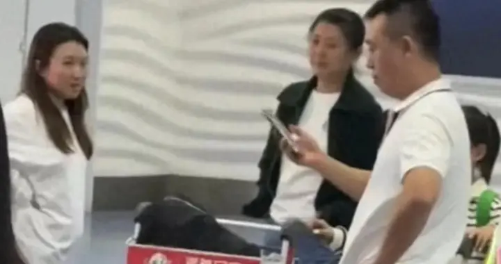 这次真慌了，再次现身的闫学晶再遇噩耗，人民网彻查令她恐难翻身