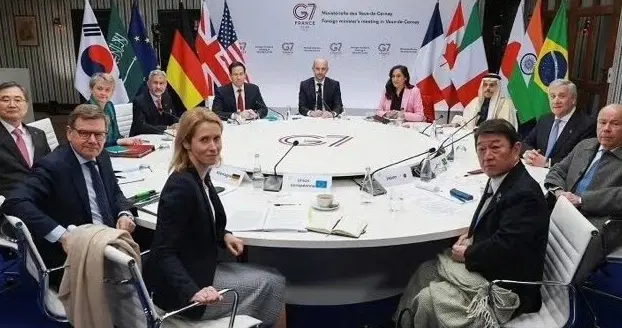 G7圆桌会玄机:鲁比奥迟到，乌克兰没国旗，日本固定“上菜位”？
