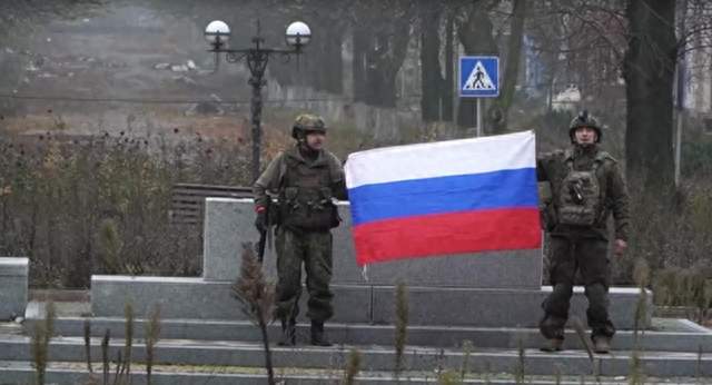 俄军宣布攻克红军城，乌军踪迹成谜，泽连斯基的决策究竟对不对？