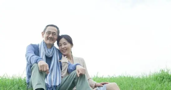 年轻少妇给孩子报辅导班，相中了一个大20岁的老头