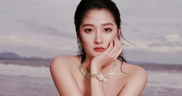 关晓彤ELLE风尚大典，穿搭抹胸礼裙真的好优雅