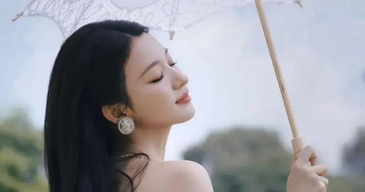 王楚然波光摇曳，交织成诗
