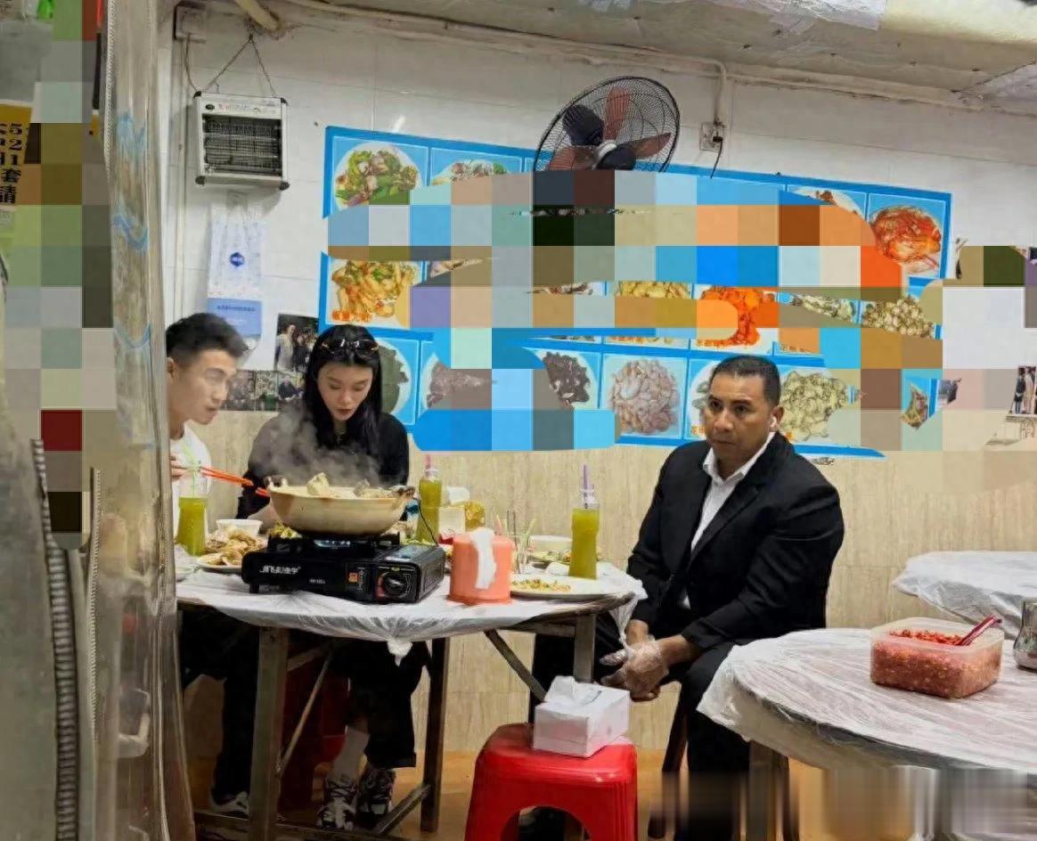 奚梦瑶和何猷君澳门餐馆吃饭！保镖贴身随行，豪门地位稳固